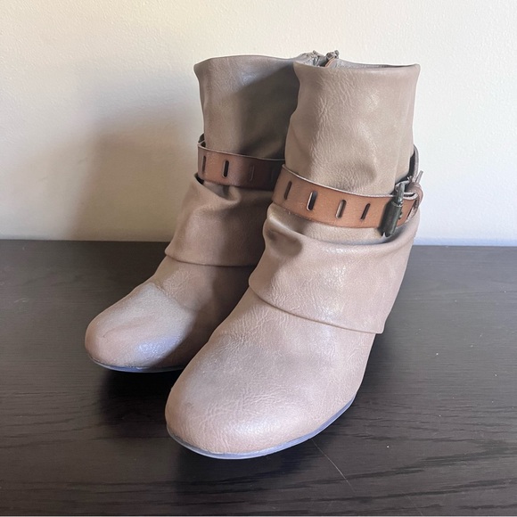 BLOWFISH Women's Wedge Ankle Boots SZ 7.5 Tan Faux Leather Buckle Detail - Picture 6 of 7